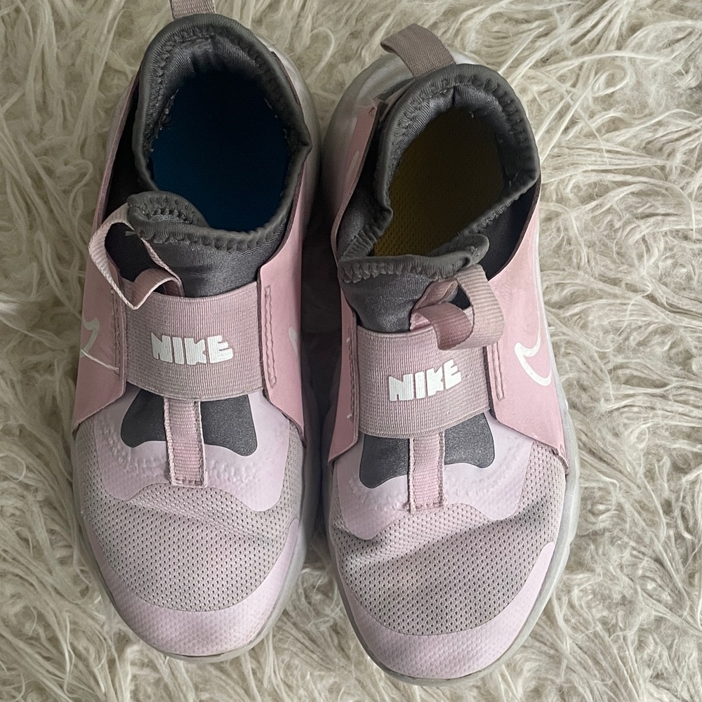 GUC Girl size 1 (Youth) Nike Light Pink Slip-On Sneakers